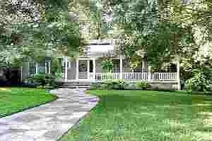 Front yard/entrance 232 College BLvd