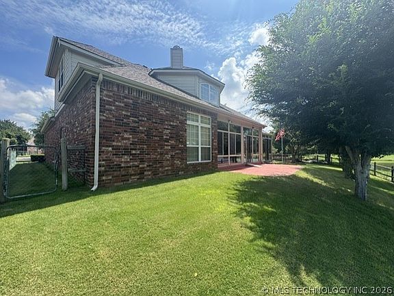 3rd image of 4212 N Oak Ave