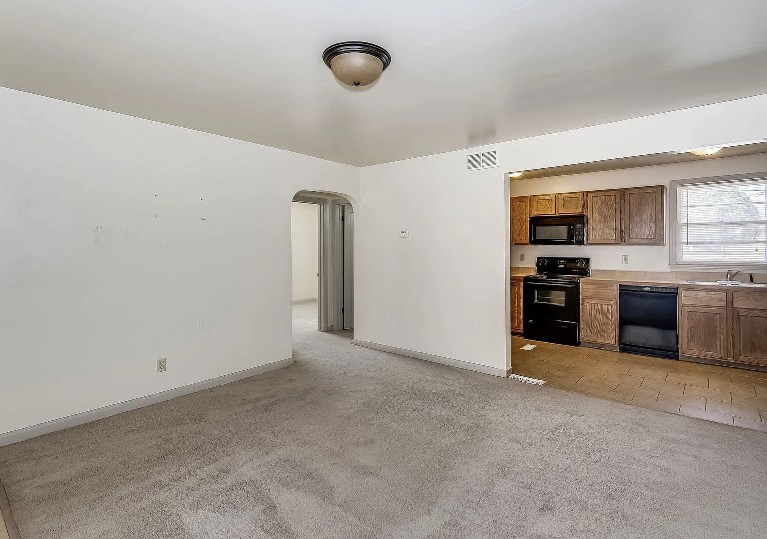 Charming 2 Bedroom with Attached Garage! — Photo 1