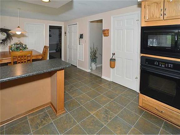 5th image of 3827 Edinburg Dr