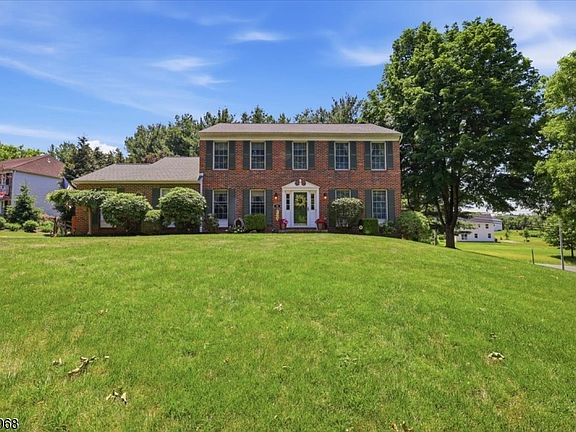3rd image of 30 Glen Eagles Rd