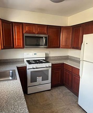 2nd image of 660 E 58th St #2