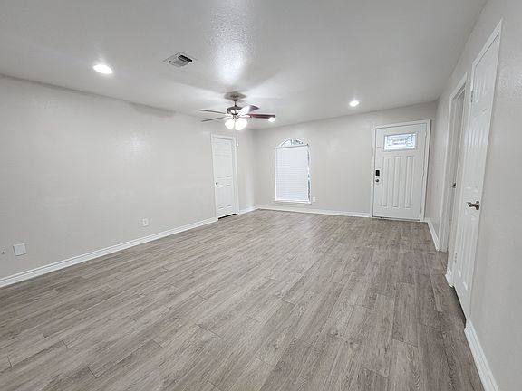 5th image of 2937 Laramie St
