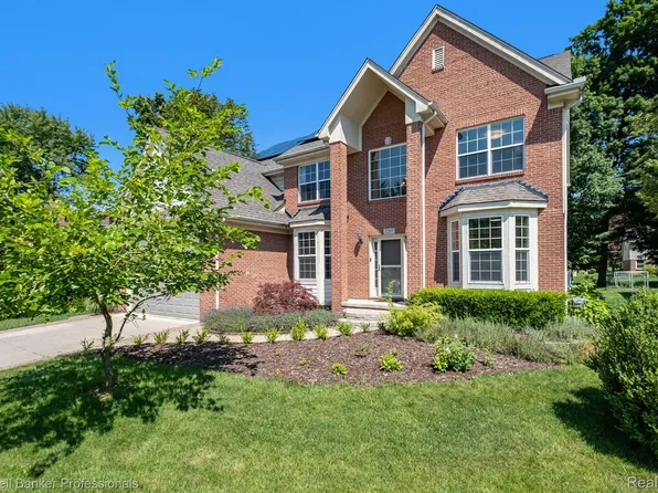 2207 Dryden Rd, Troy, MI 48085