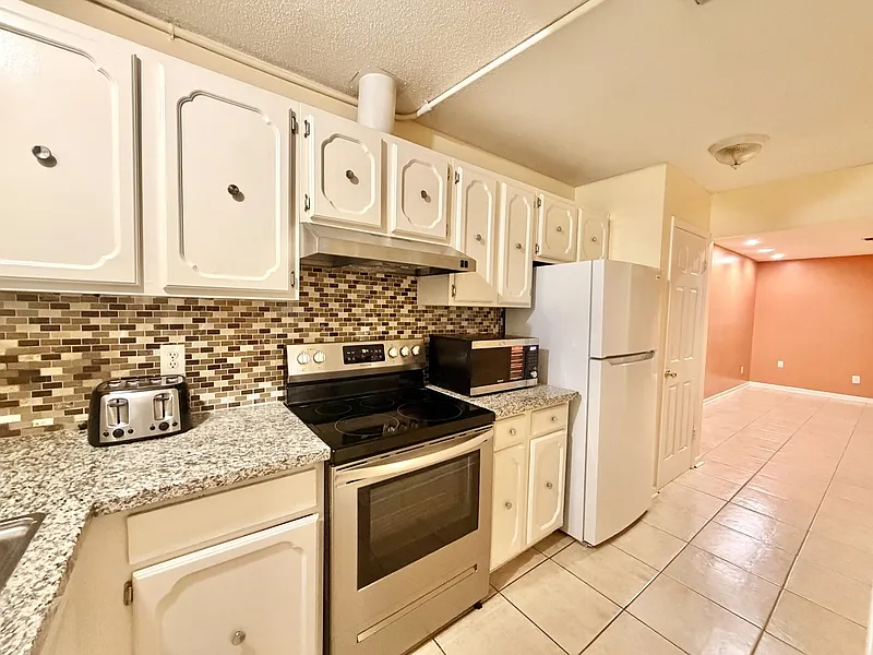 3 bed, 3.0 bath, 1990 sqft, $2,150 — Photo 3