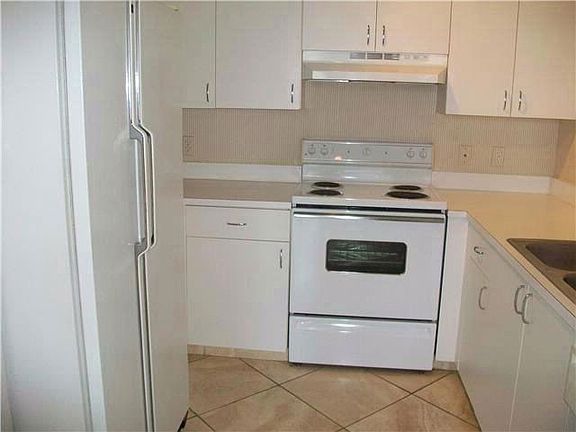4th image of 19877 E Country Club Dr #3506
