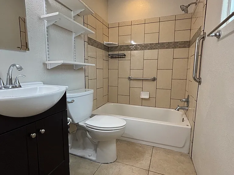 202 E Fairground Dr — Photo 3