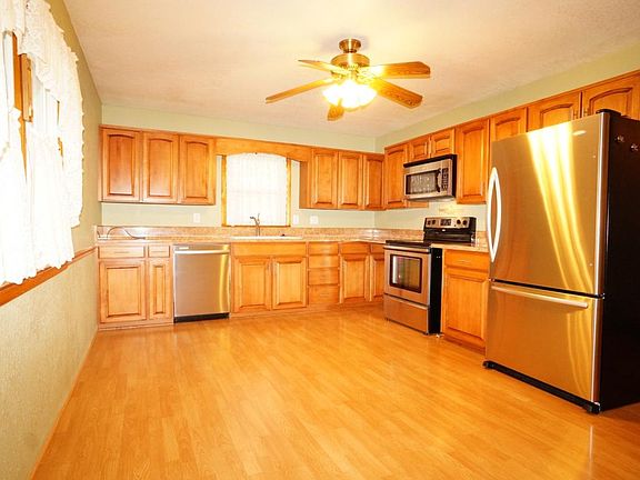 Big roomy kitchen with great appliances