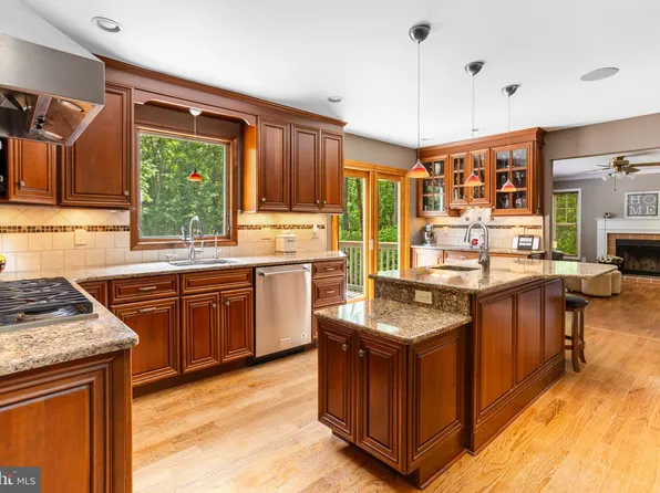 24 Camelot Ter, Jackson, NJ 08527