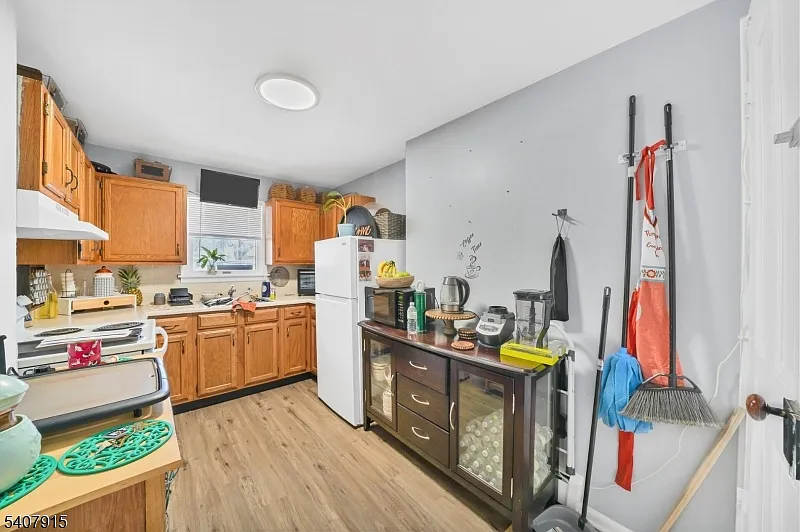 1 bed, 1.0 bath, $1,700 — Photo 2