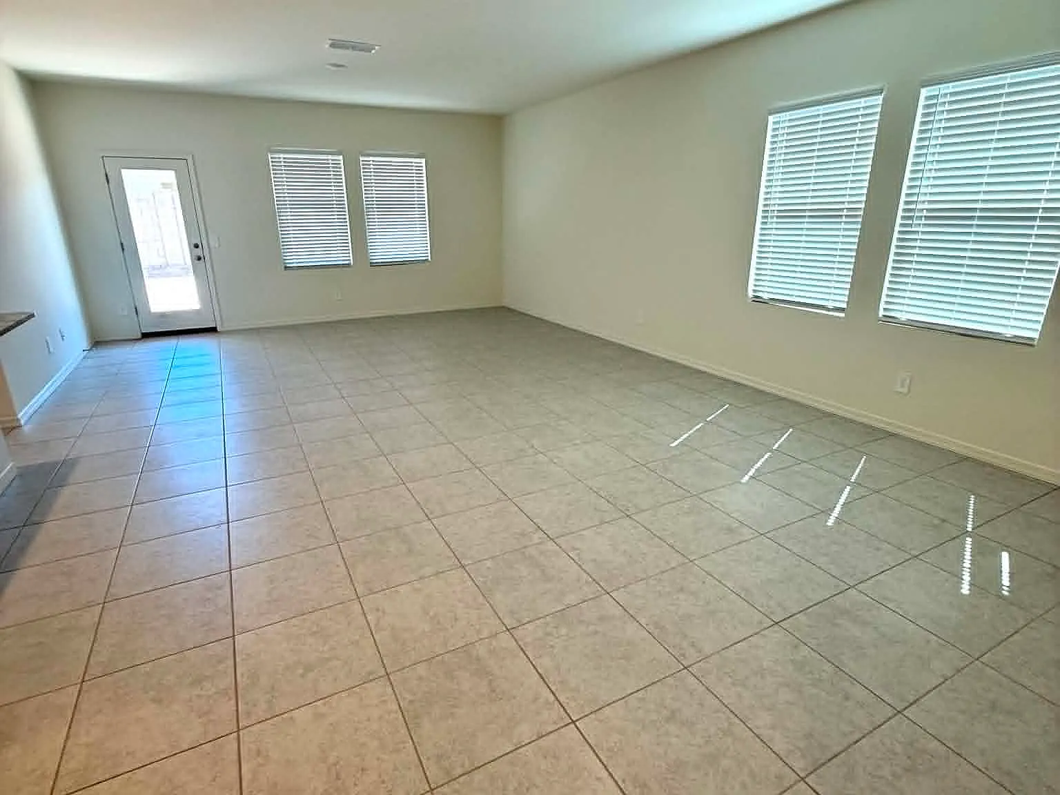 4 bed, 1912 sqft, $2,350 — Photo 4