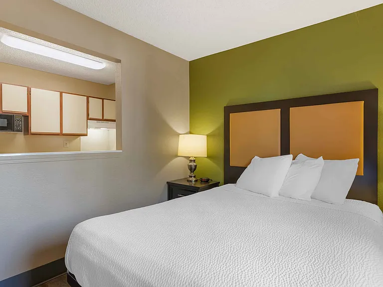 Deluxe Studio - 1 Queen Bed
