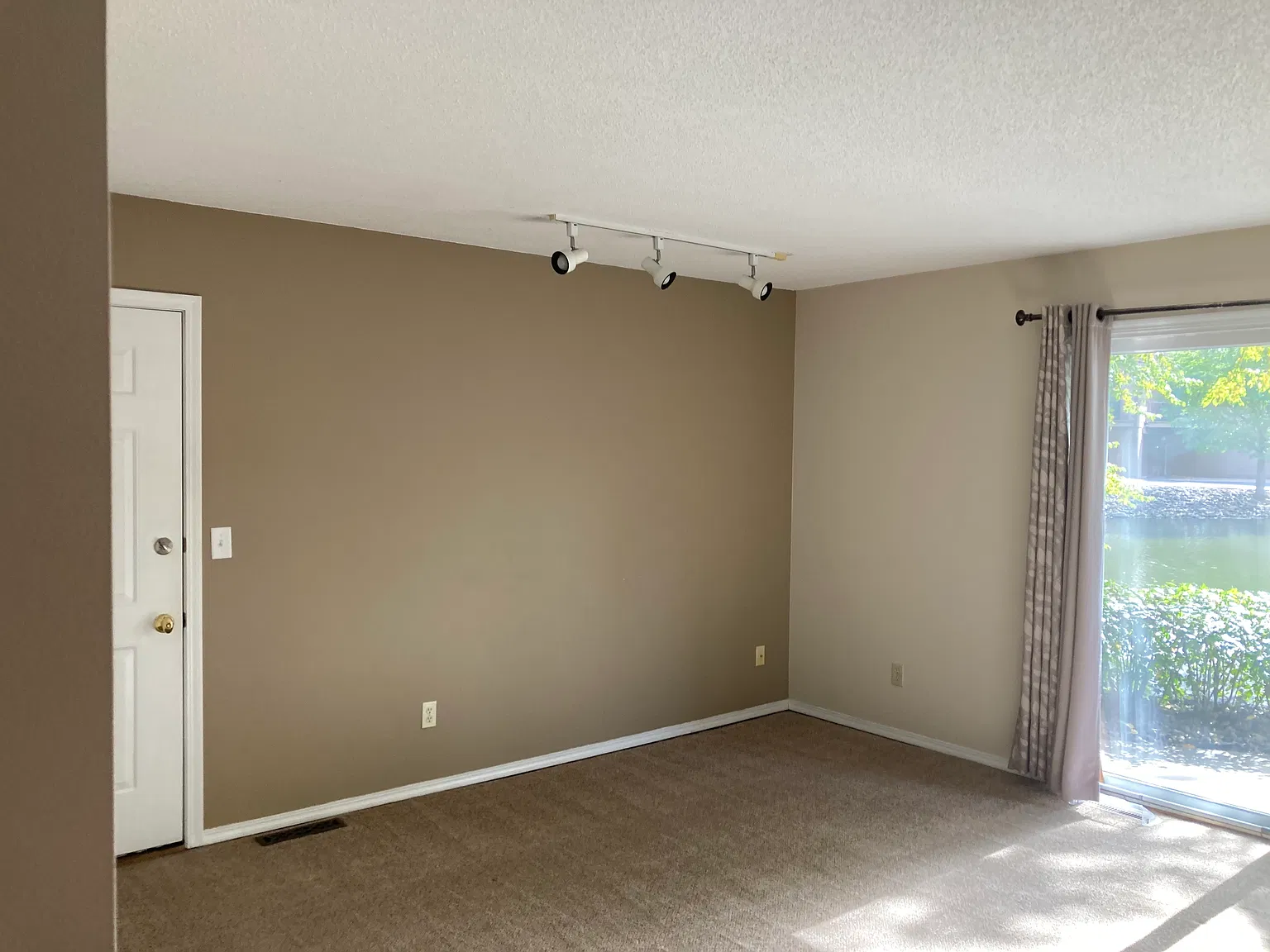 3 bed, 1401 sqft, $2,400 — Photo 3