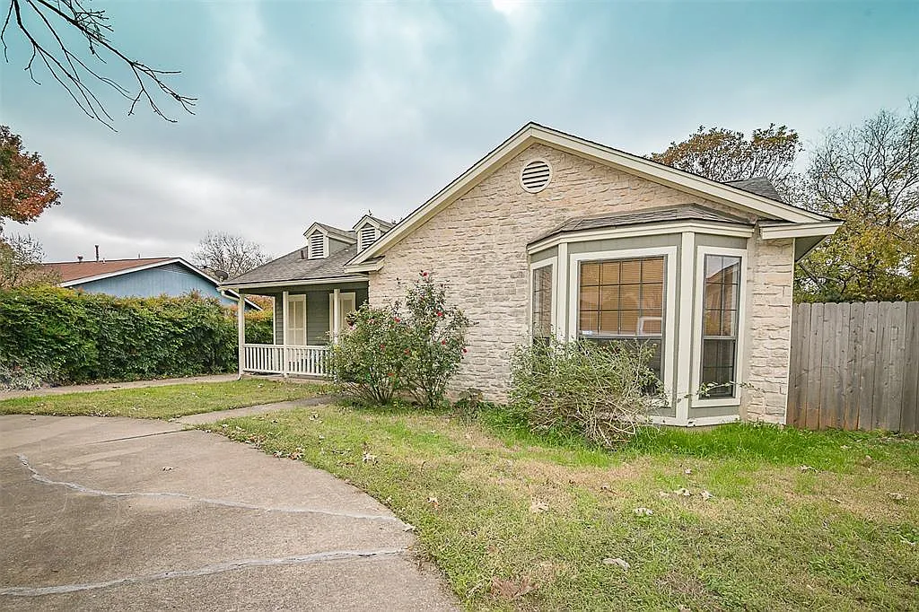 3 bed, 2.0 bath, 1352 sqft, $1,995 — Photo 2