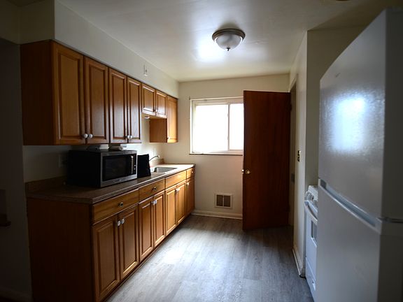 4th image of 8272 Woodbine Ave