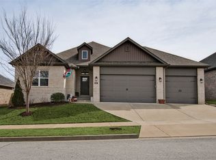 624 N Sabine Pass Rd, Fayetteville, AR 72704