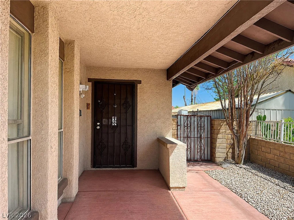 4 bed, 2.0 bath, 1902 sqft, $2,500 — Photo 3