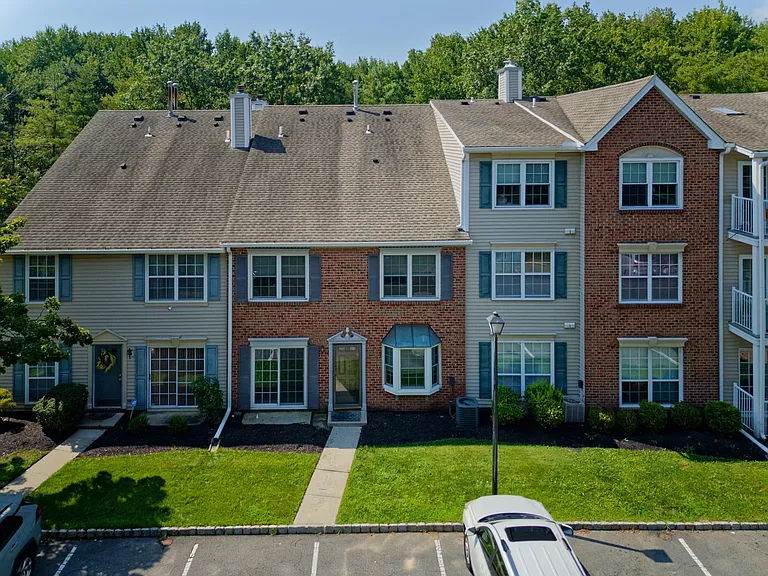 96 Versailles Ct — Photo 32