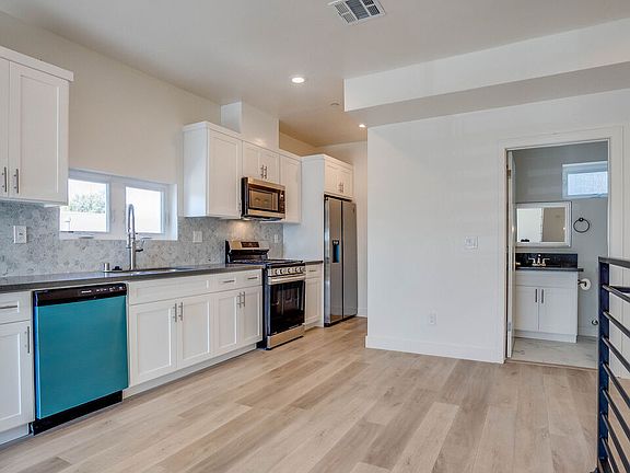 5th image of 610 1/2 N Gramercy Pl