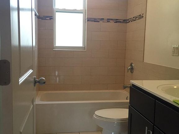 4th image of 851 W Cornelia Ave #1W
