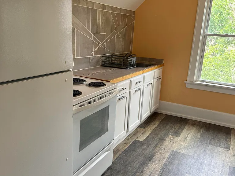 1369 Main St #1/2 — Photo 9