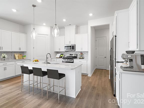 4th image of 324 Basil Dr