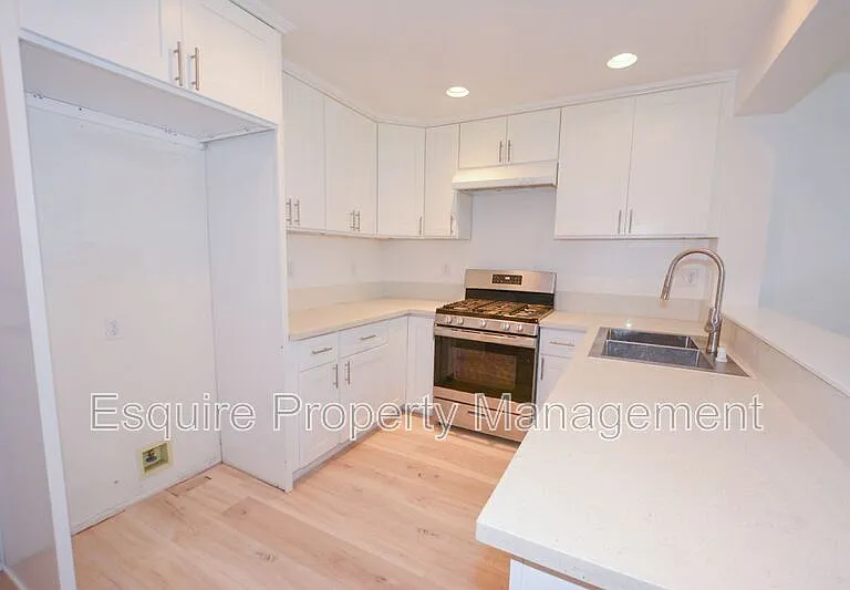 1159 Oyster Pl — Photo 5