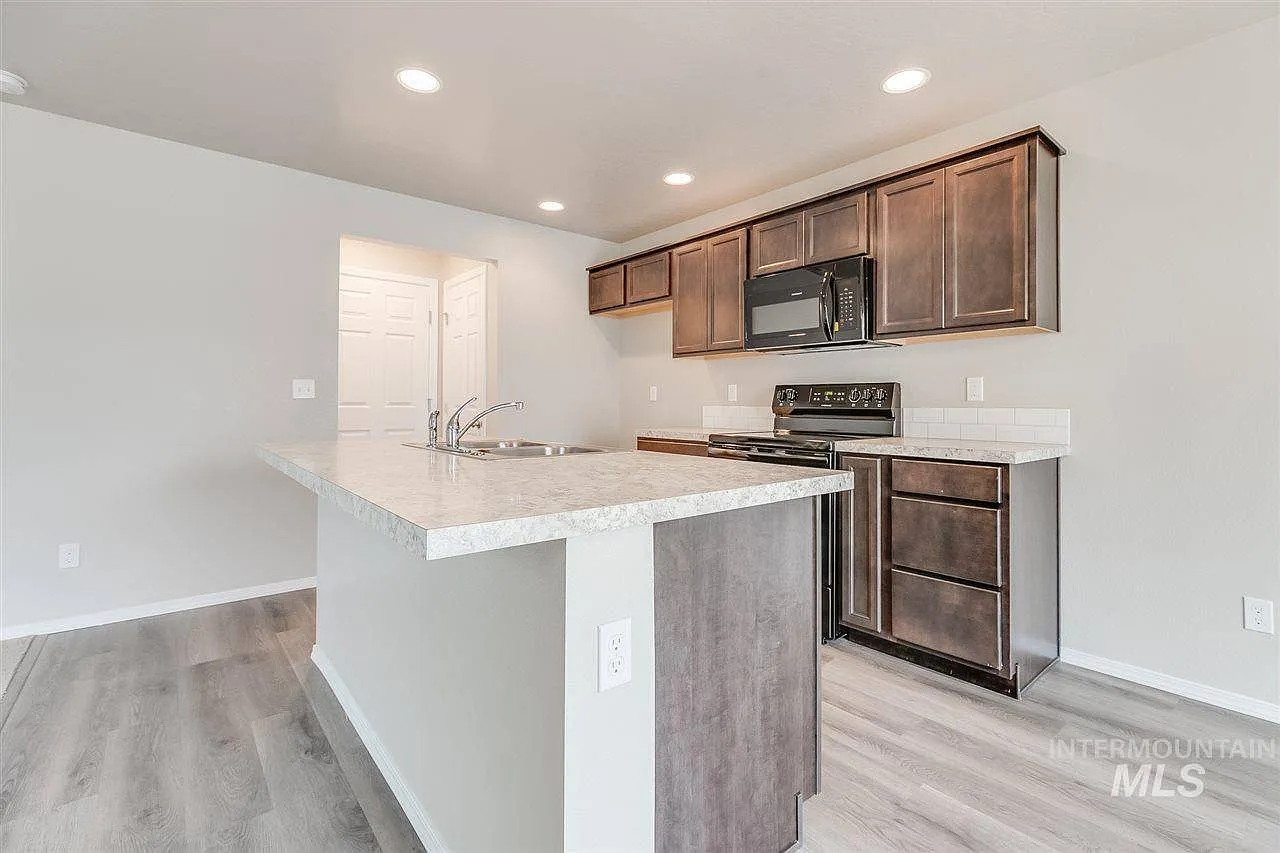 3 bed, 2.5 bath, 1491 sqft, $2,000 — Photo 4