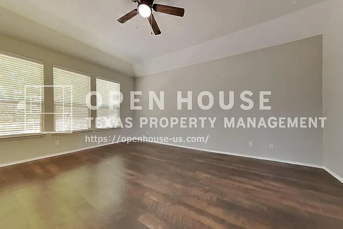 3 bed, 2.0 bath, 2044 sqft, $2,425 — Photo 3