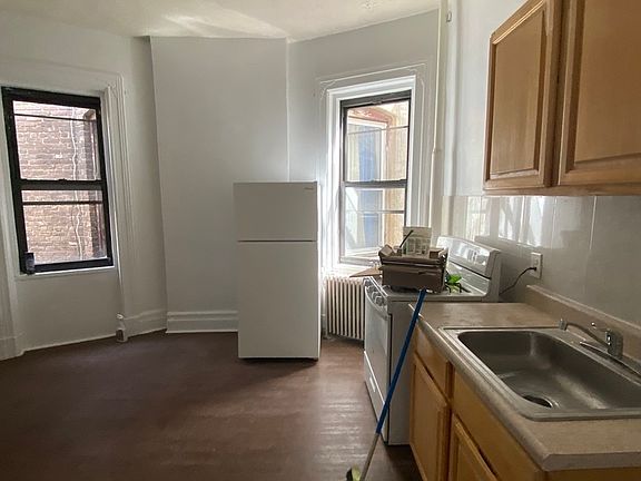 2nd image of 430 Halsey St #11