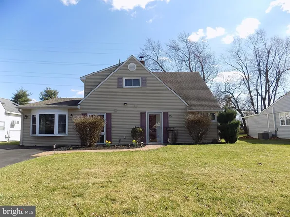 15 New School Ln, Levittown, PA 19054
