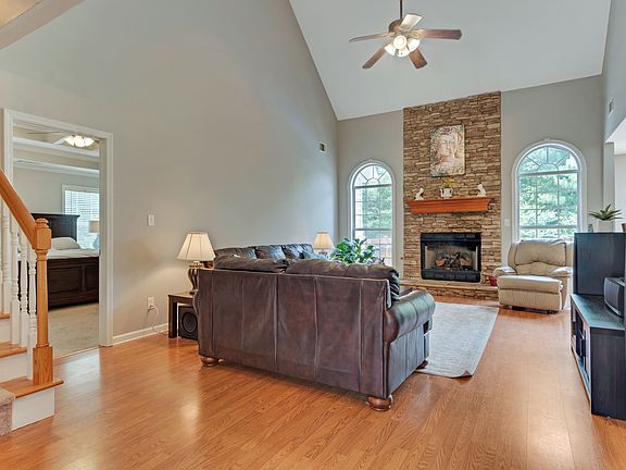 3rd image of 100 Green Valley Dr