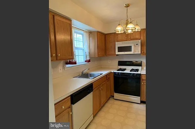 2 bed, 1.5 bath, 1300 sqft, $2,400 — Photo 3