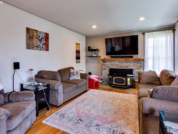 4th image of 3714 Creston Ave