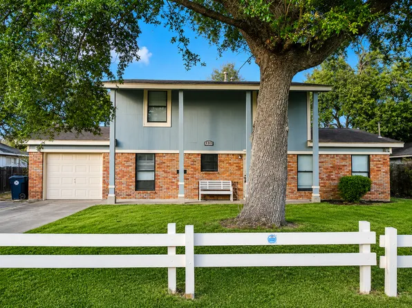300 Hargett St, Clute, TX 77531