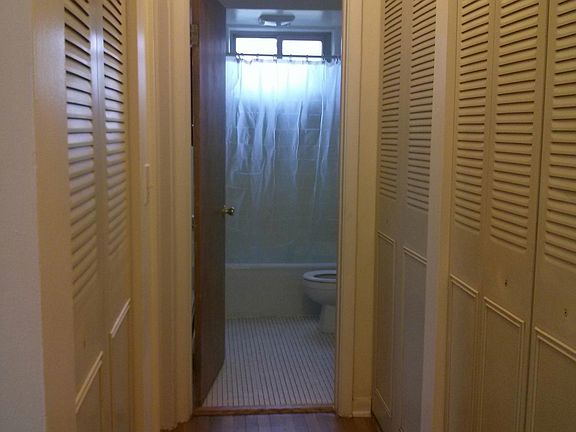 5th image of 1545 W Pratt Blvd APT 404