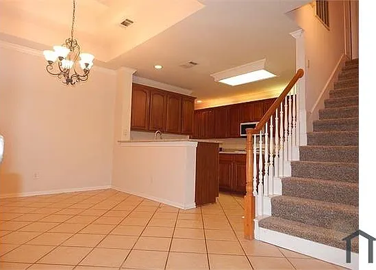 331 Regency Dr — Photo 1