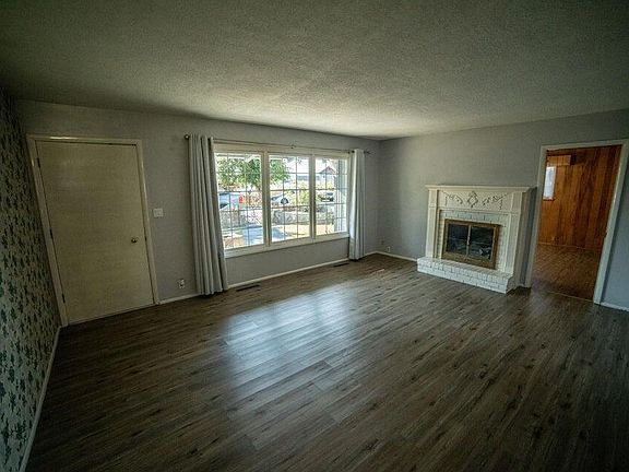 3rd image of 156 NE Spruce Ln