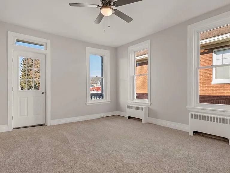 823 Locust St — Photo 2