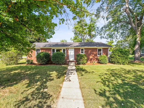 1201 Country Club Dr, Tullahoma, TN 37388