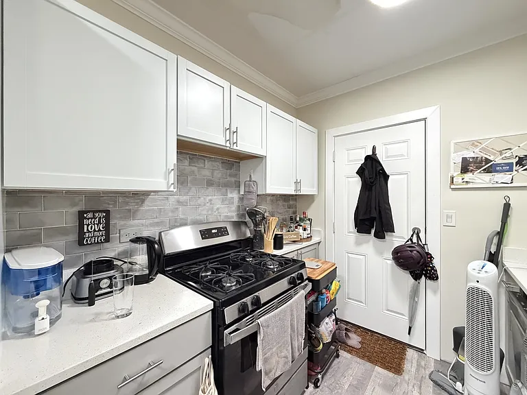3821 N Greenview Ave #E2 — Photo 3