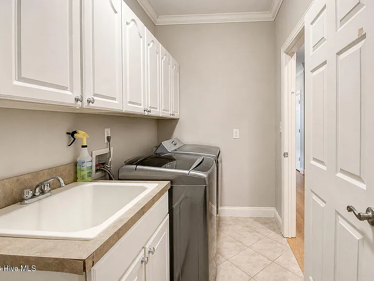 305 Holly Ln — Photo 49