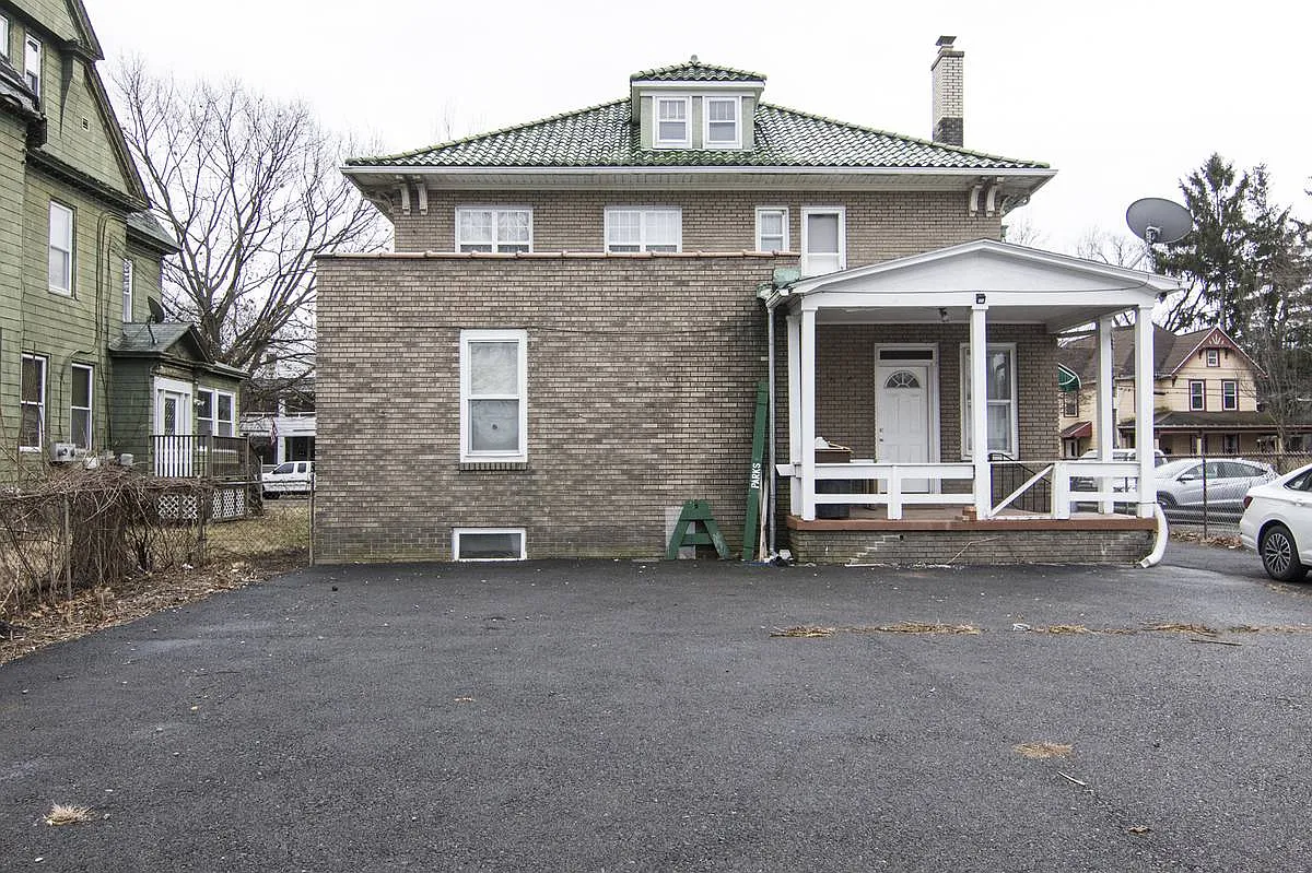 6 bed, 2111 sqft, $3,000 — Photo 2