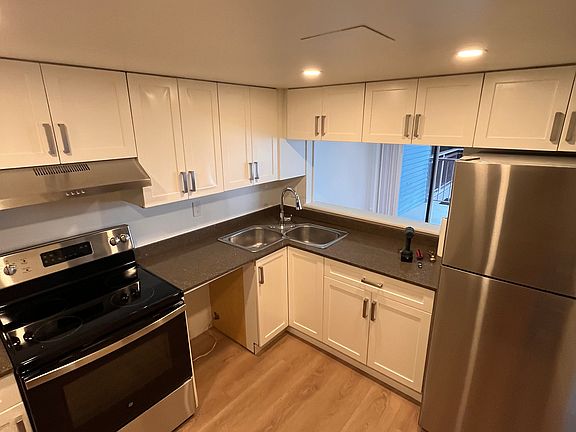 2nd image of 2225 Triumph St #416