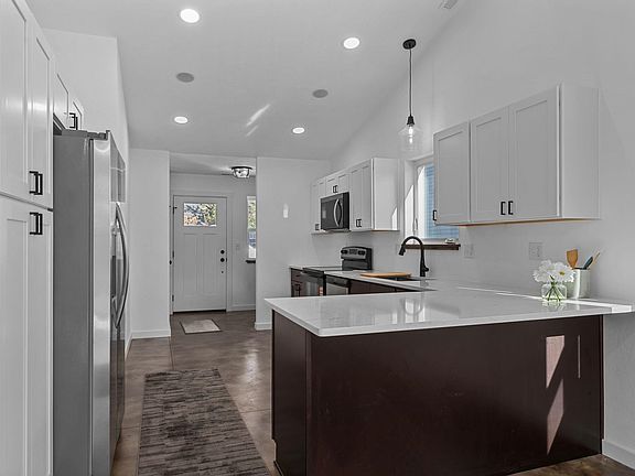 5th image of 936 Oneida St