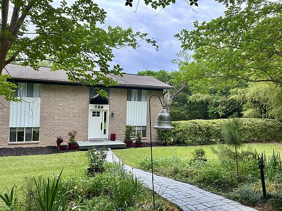 2nd image of 736 Lakeside Dr