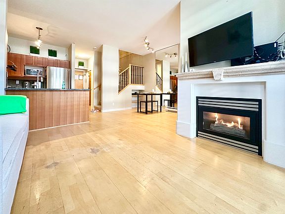 4th image of 2688 Vine St