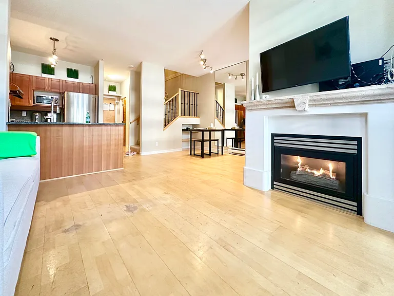 2688 Vine St — Photo 4