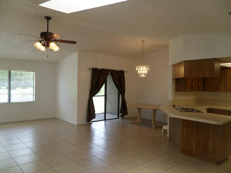 660 Royalty Ct — Photo 2