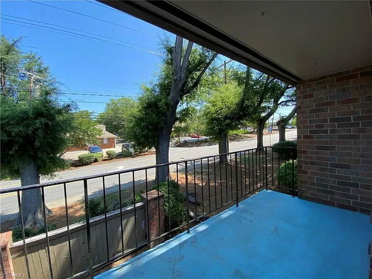 1747 S Hawthorne Rd — Photo 9
